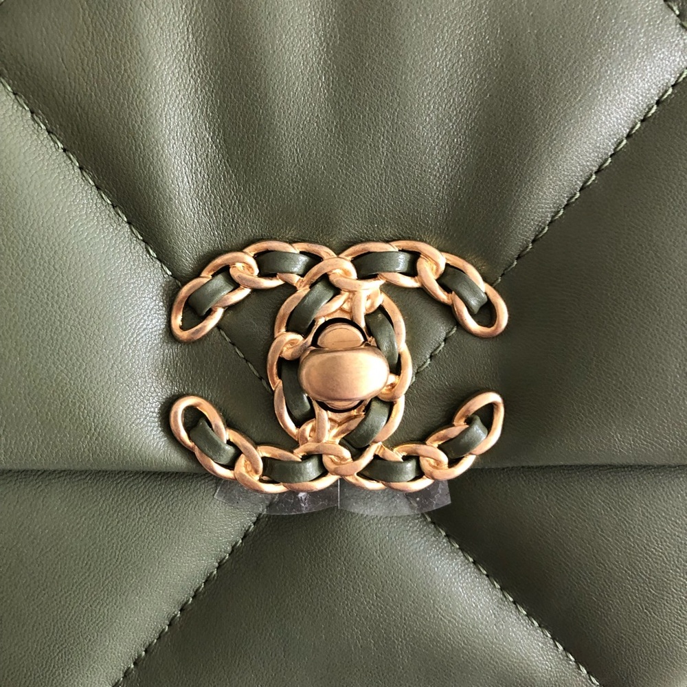 Brand new CHANEL small 19 green handbag - Picture 6 of 16